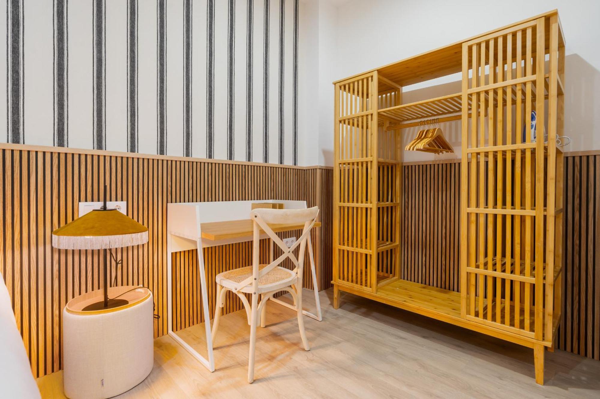 New Modern - Quiet Street - Setas De