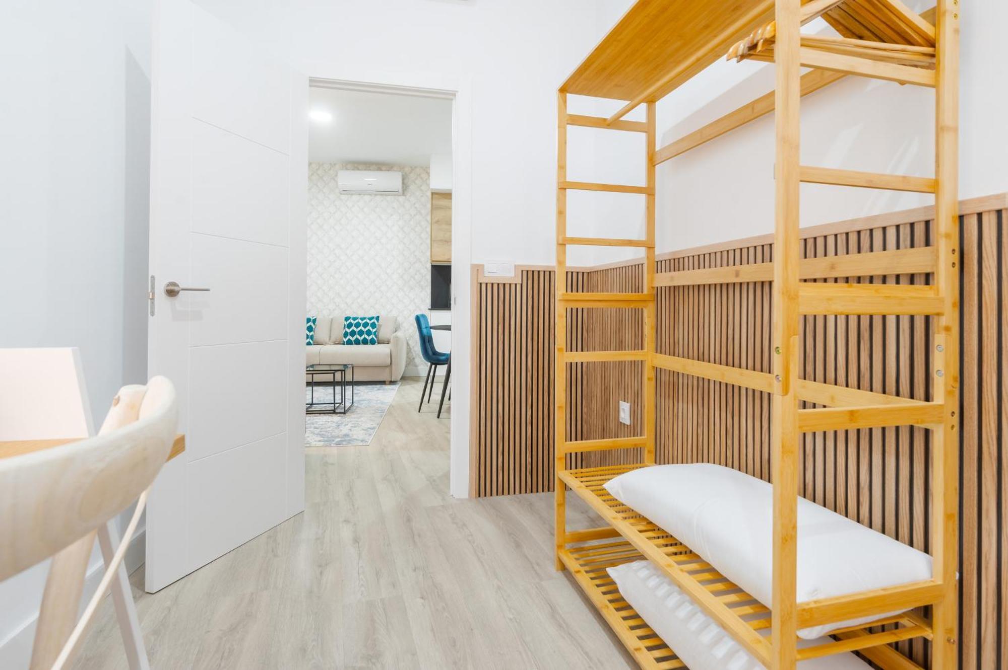 New Modern - Quiet Street - Setas De